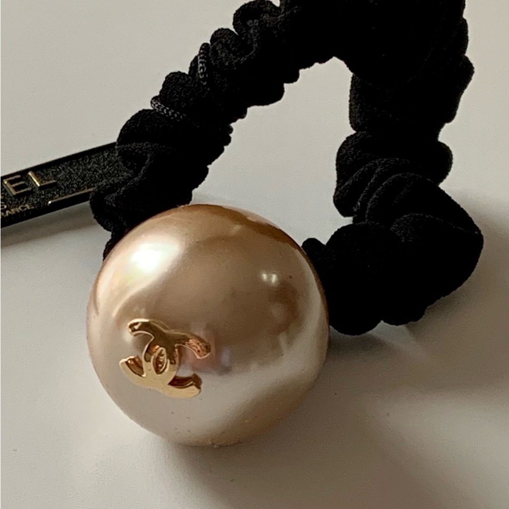 ChanelCC  Big PEARL HAIR SCRUNCHIE ELASTIC Hair Accessory